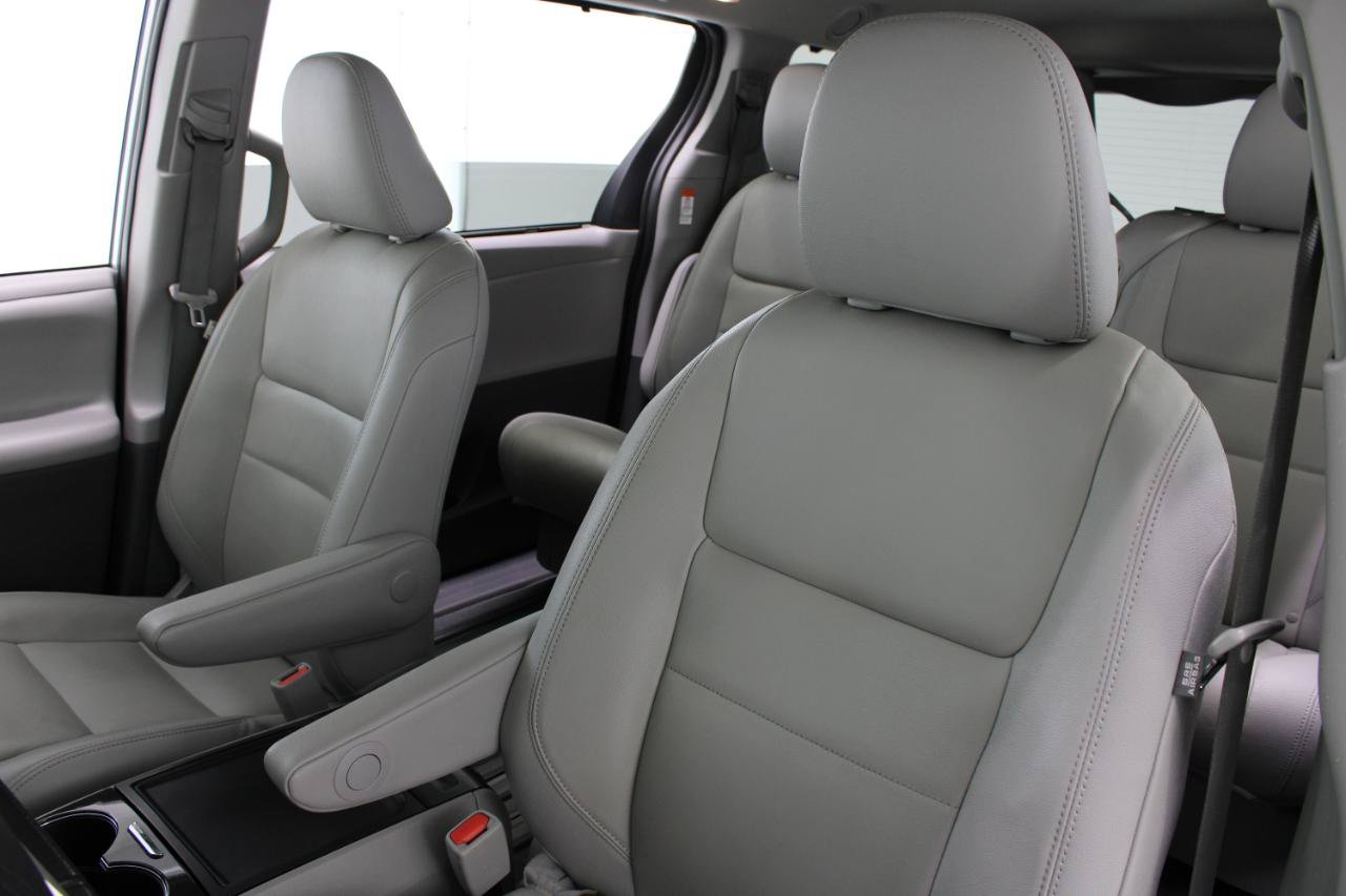 Used 2020 Toyota Sienna XLE Premium FWD image 25