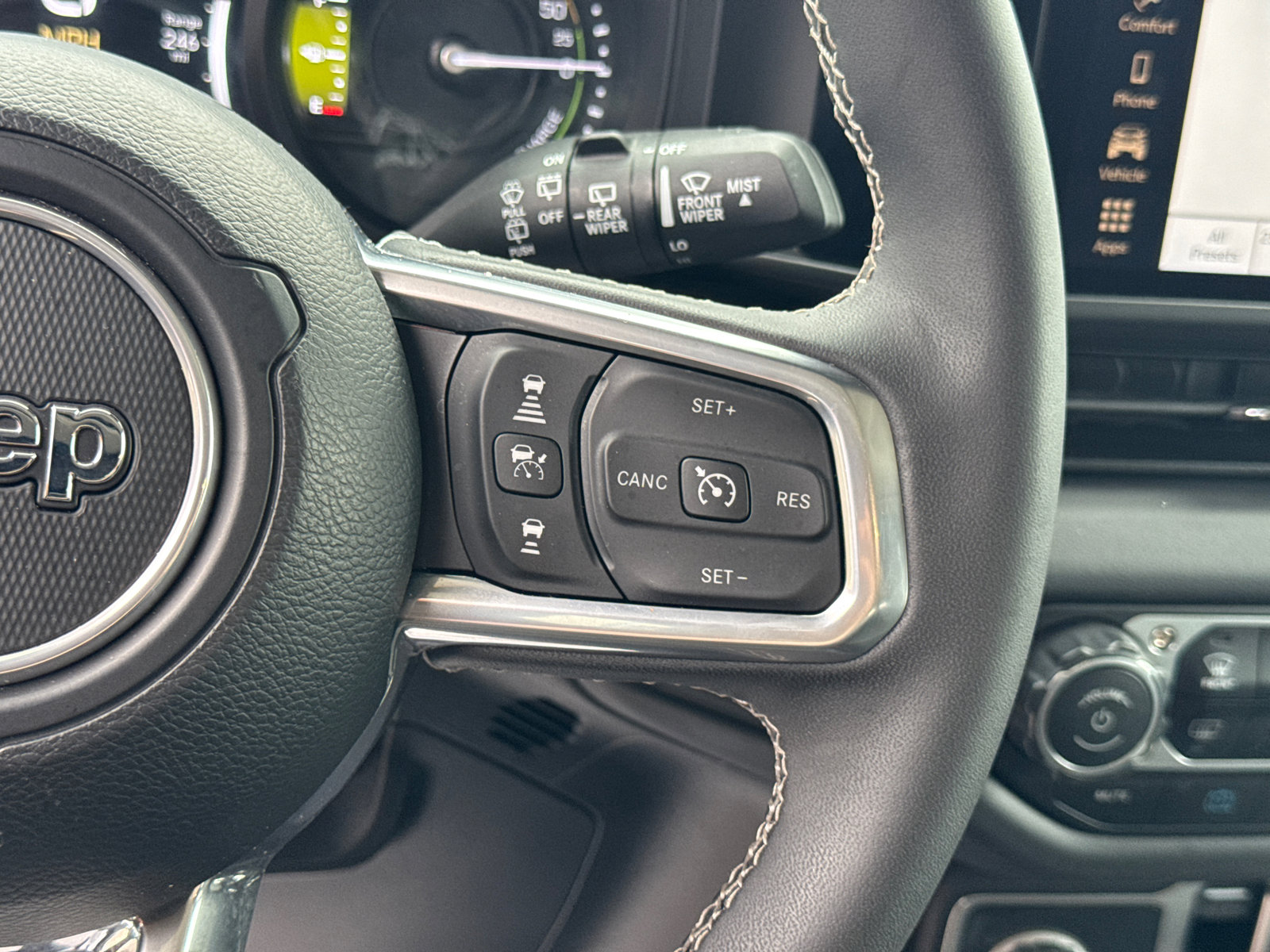 Used 2025 Jeep Wrangler Sahara image 24