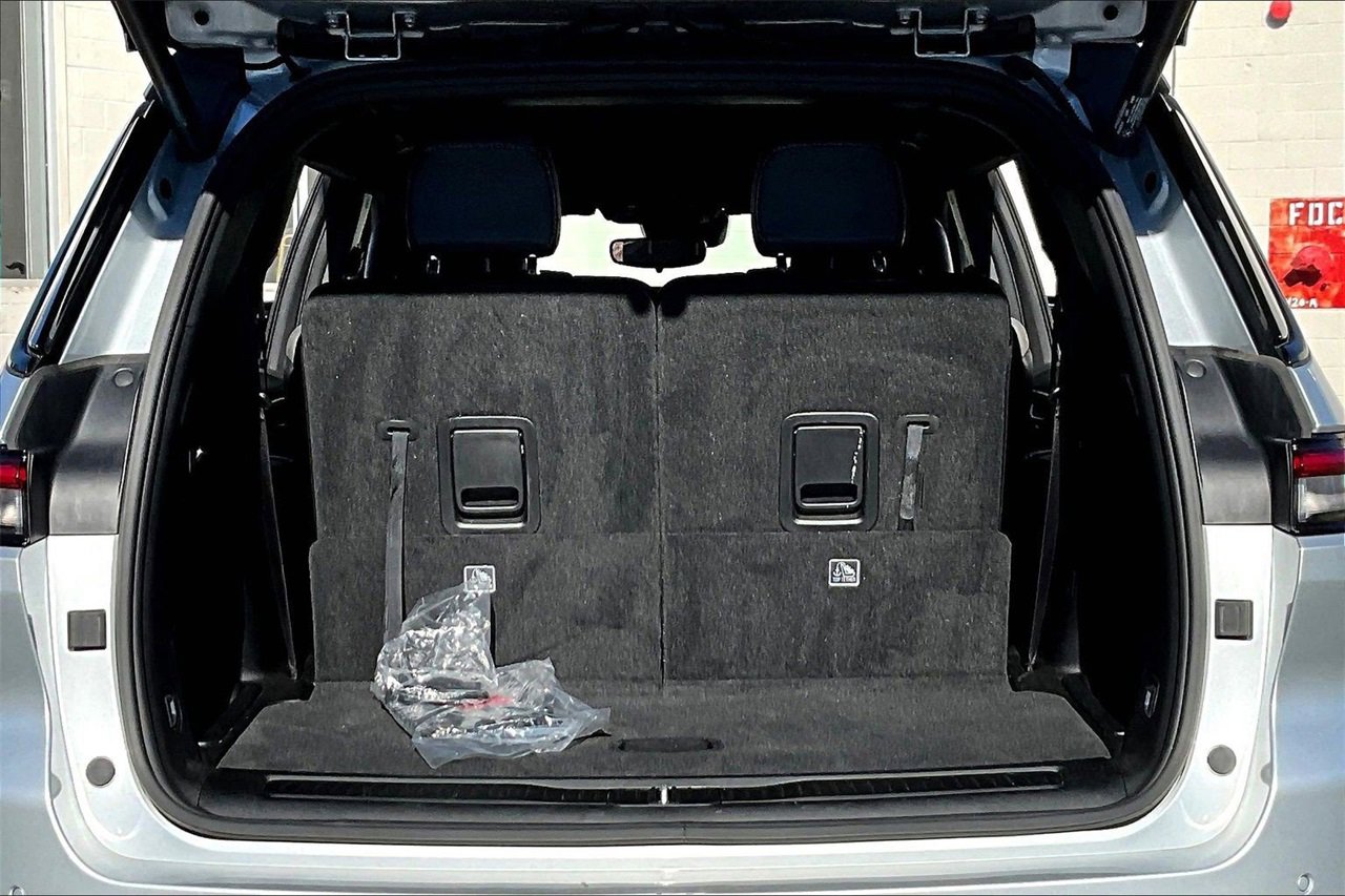 Used 2023 Jeep Grand Cherokee L Laredo image 24