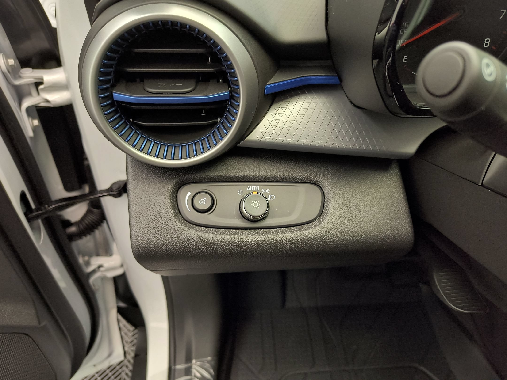 New 2026 Chevrolet Trax LS w/ LS Convenience Package FWD image 25