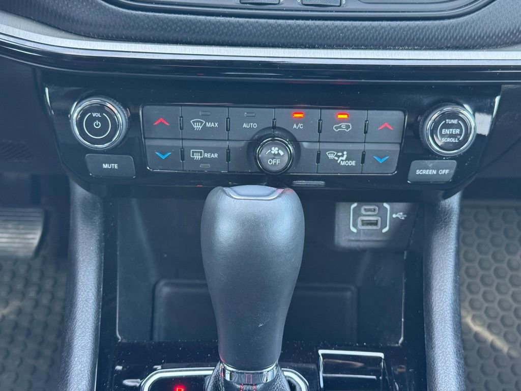 Used 2025 Jeep Compass Trailhawk AWD/4WD image 15