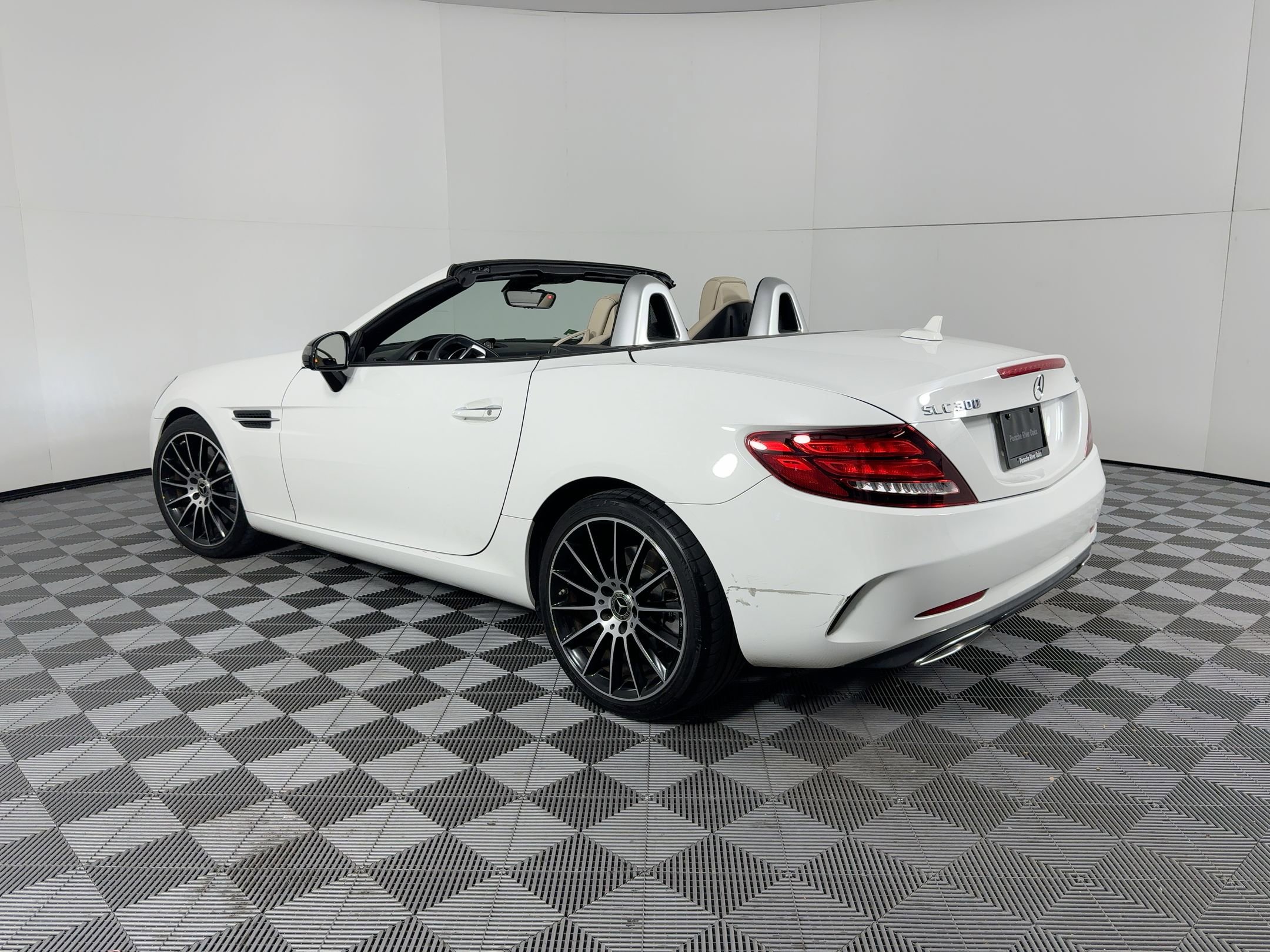 Used 2020 Mercedes-Benz SLC 300 image 3