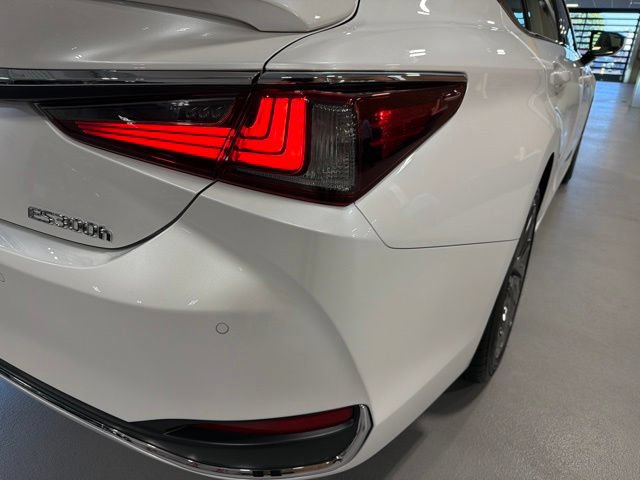 Used 2025 Lexus ES 300h w/ Technology Package FWD image 37
