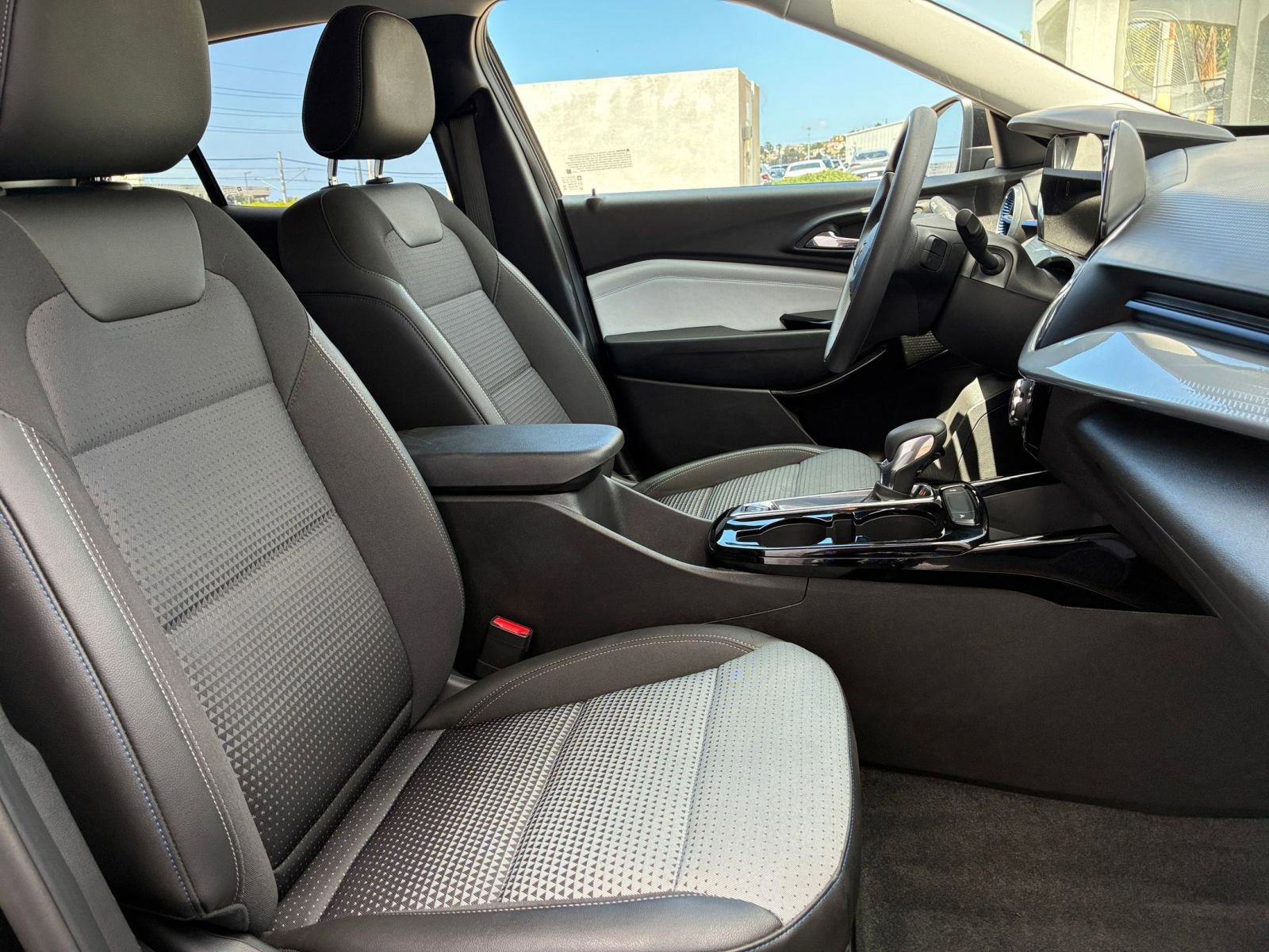 Used 2025 Chevrolet Trax LT image 35