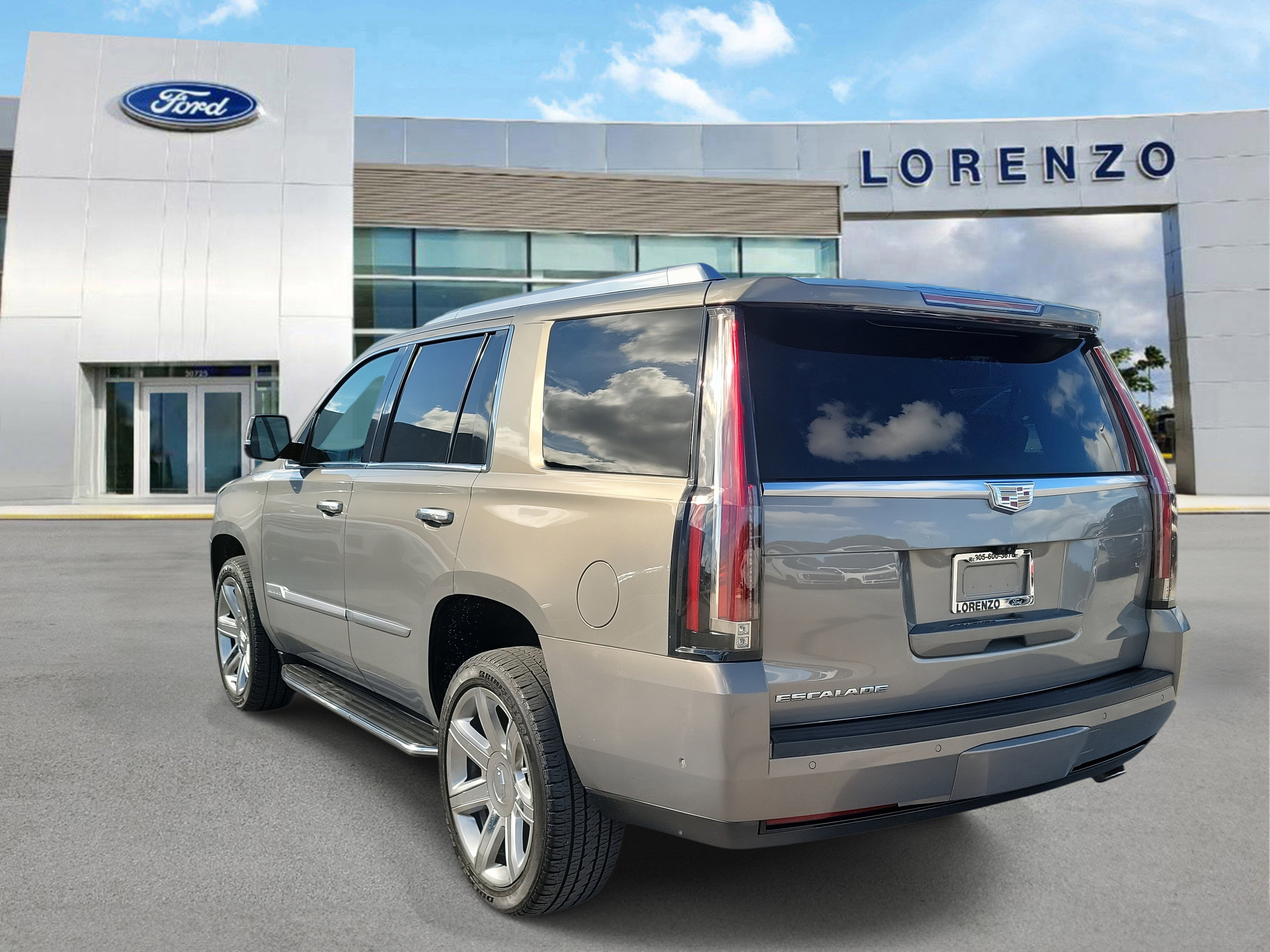 Used 2018 Cadillac Escalade Luxury image 7