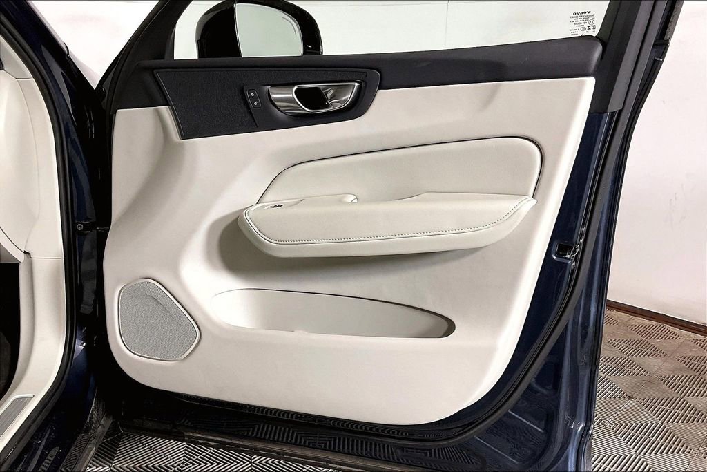 Used 2025 Volvo XC60 B5 Plus w/ Protection Package Premier image 23