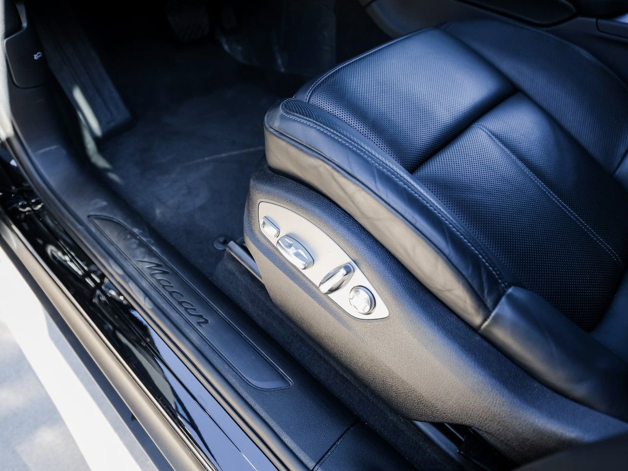 Certified 2025 Porsche Macan image 14