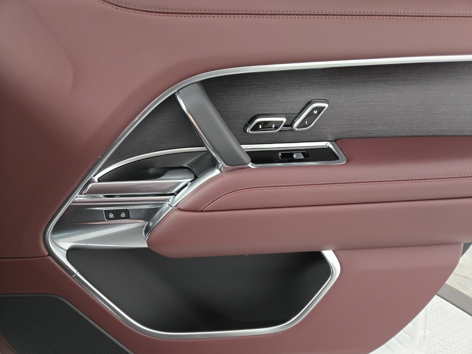 New 2025 Land Rover Range Rover SE image 18