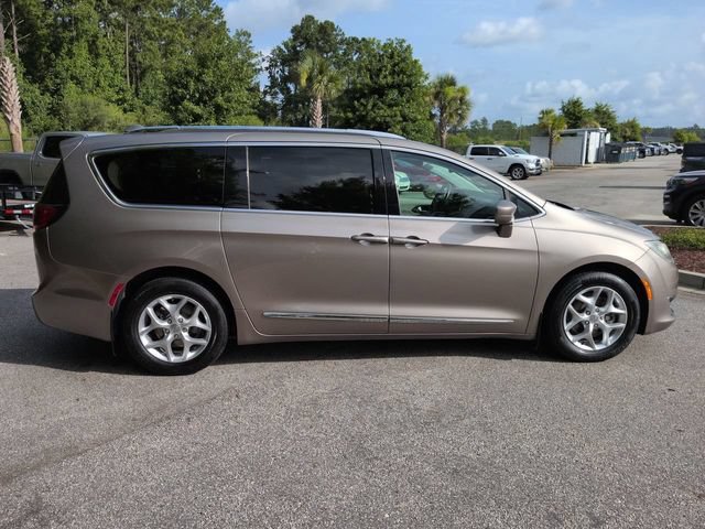 Used 2017 Chrysler Pacifica Touring-L Plus w/ Tire & Wheel Group FWD image 3