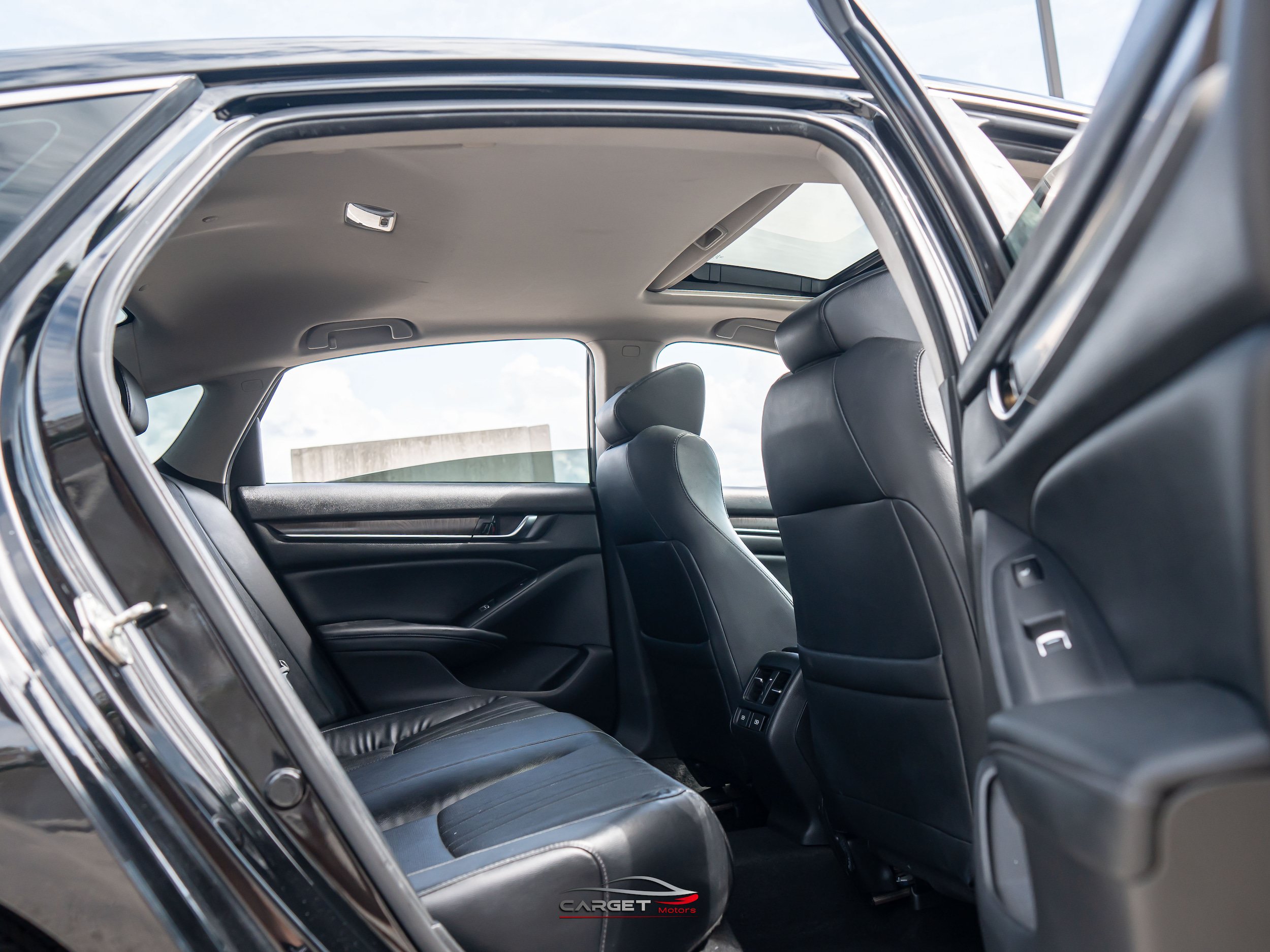 Used 2018 Honda Accord Touring image 19