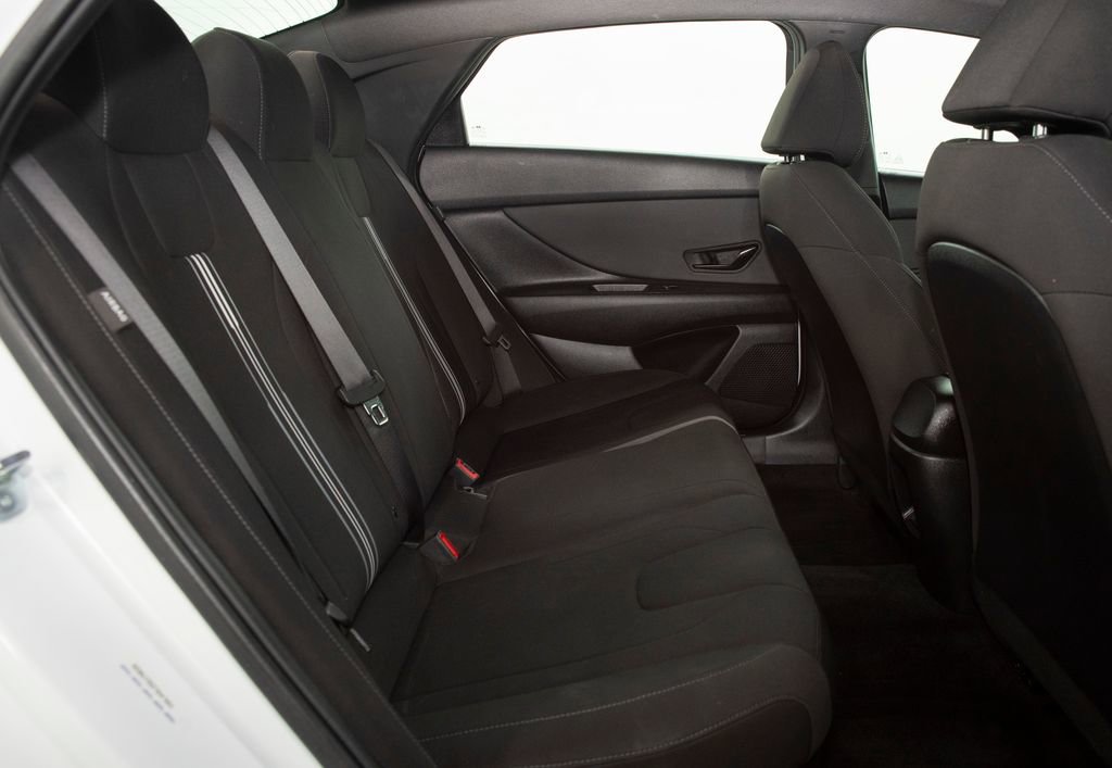 Used 2025 Hyundai Elantra SEL image 18