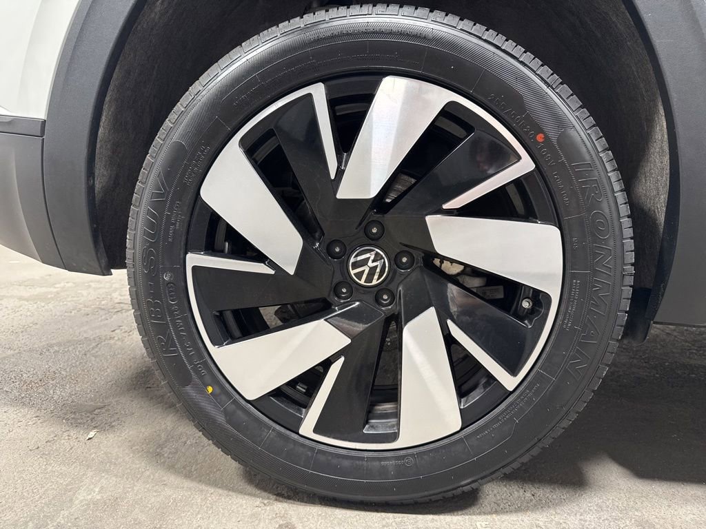 Used 2025 Volkswagen Atlas Cross Sport SE image 38