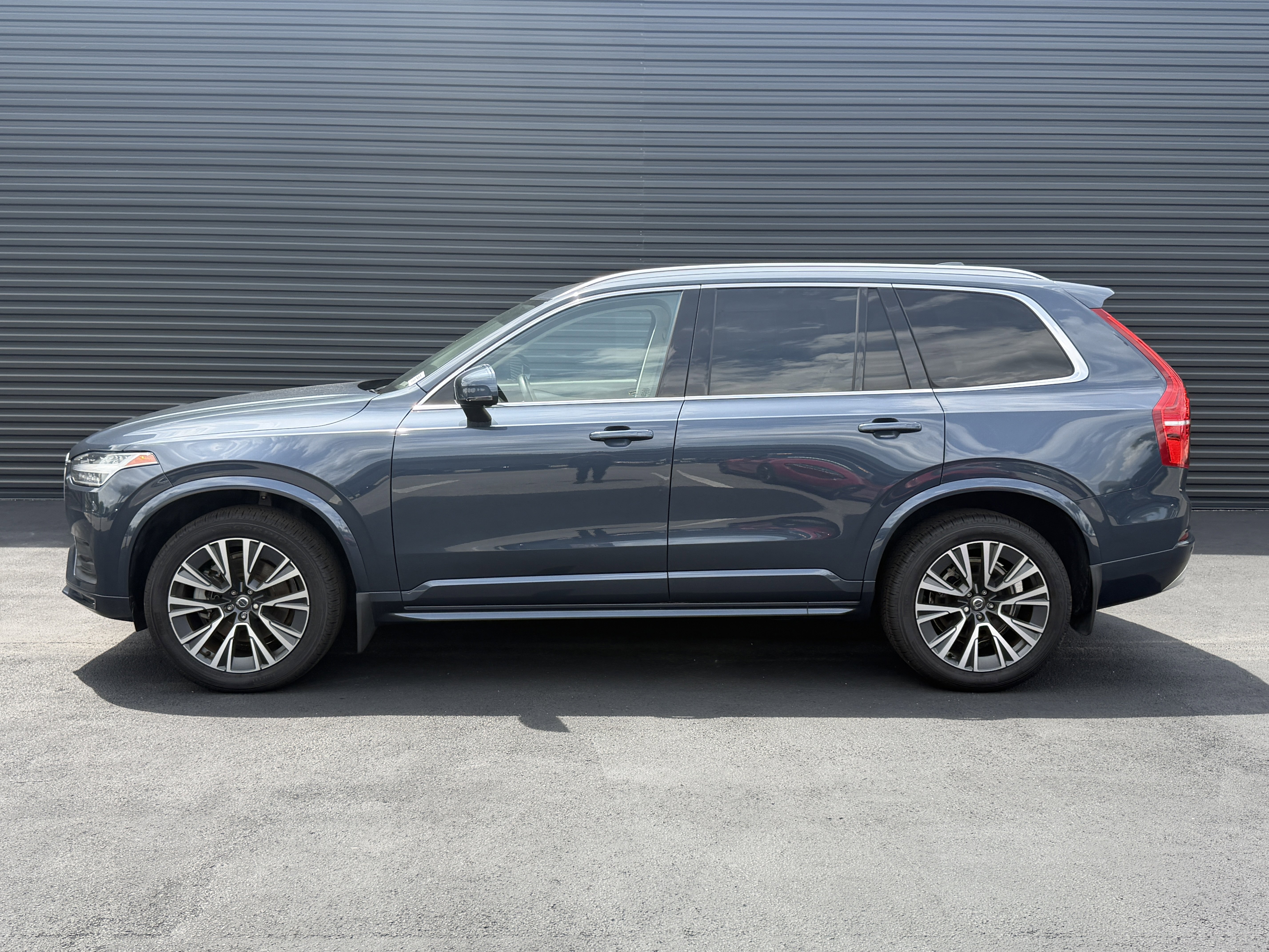 Used 2022 Volvo XC90 T5 Momentum w/ Protection Package Premier FWD image 2