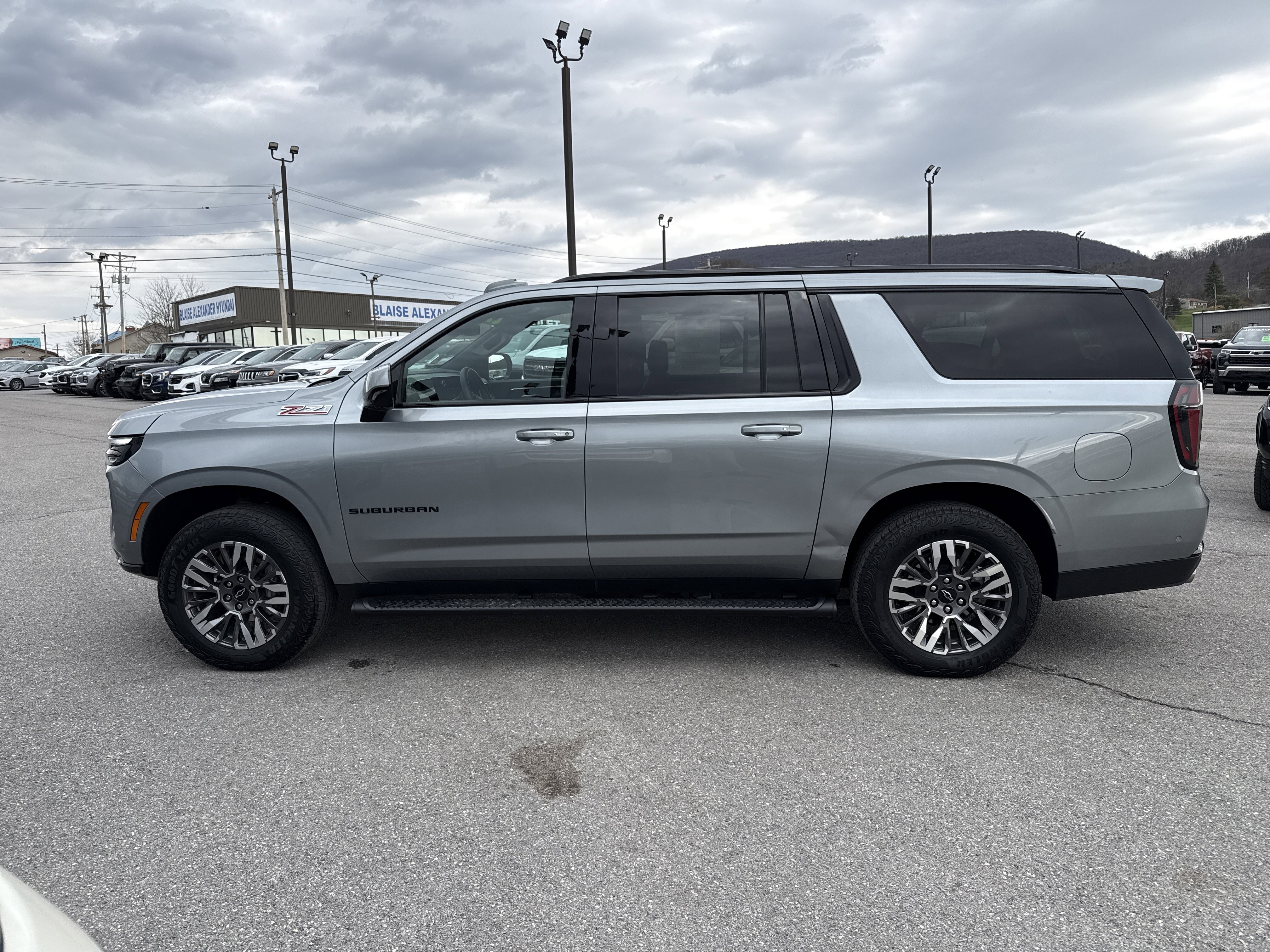Used 2025 Chevrolet Suburban Z71 AWD/4WD image 7