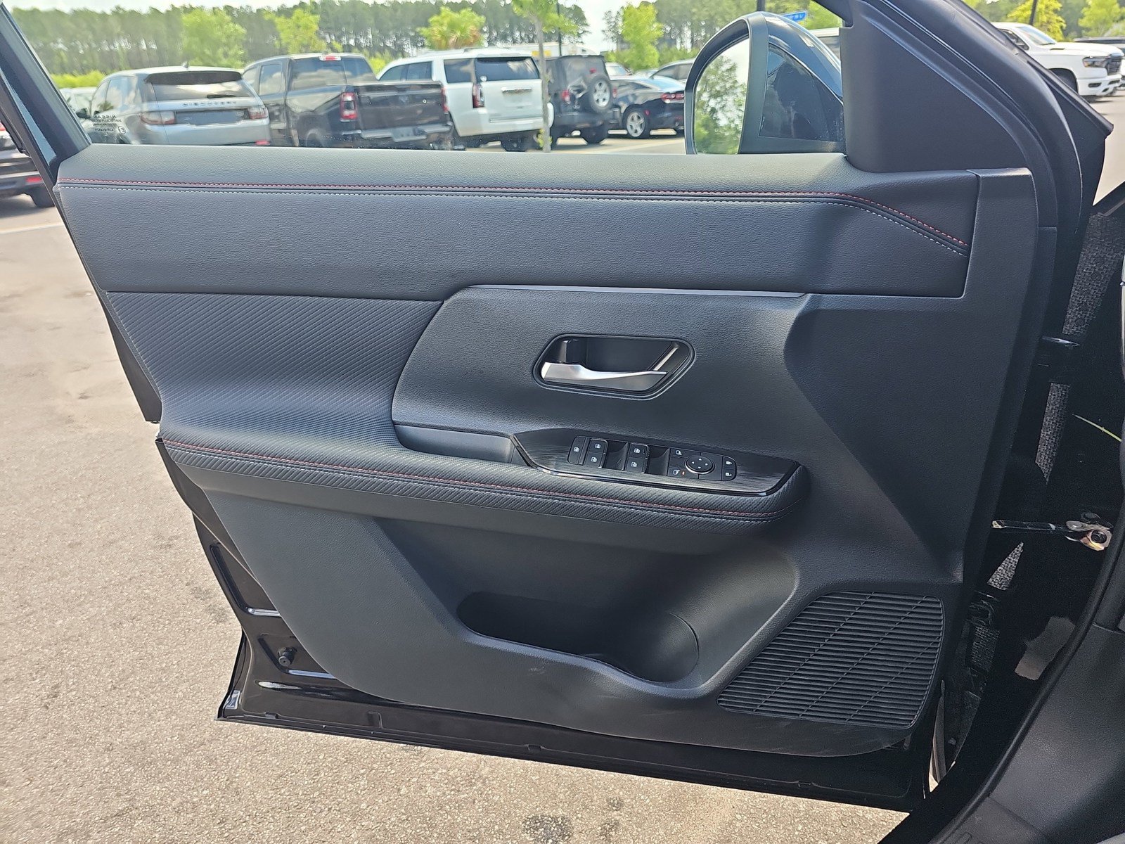 Used 2025 Nissan Kicks SR FWD image 27