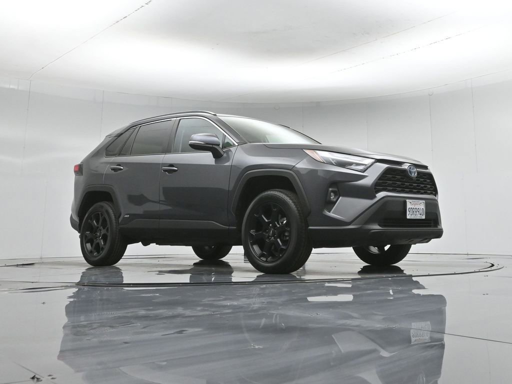 Used 2022 Toyota RAV4 XLE Premium AWD/4WD image 4