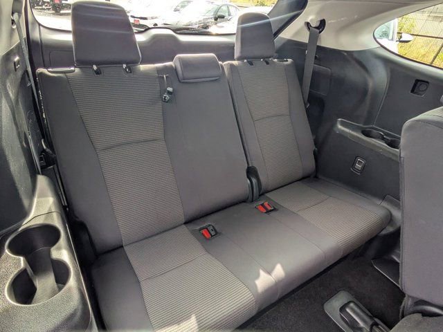 Used 2025 Toyota Highlander LE image 8