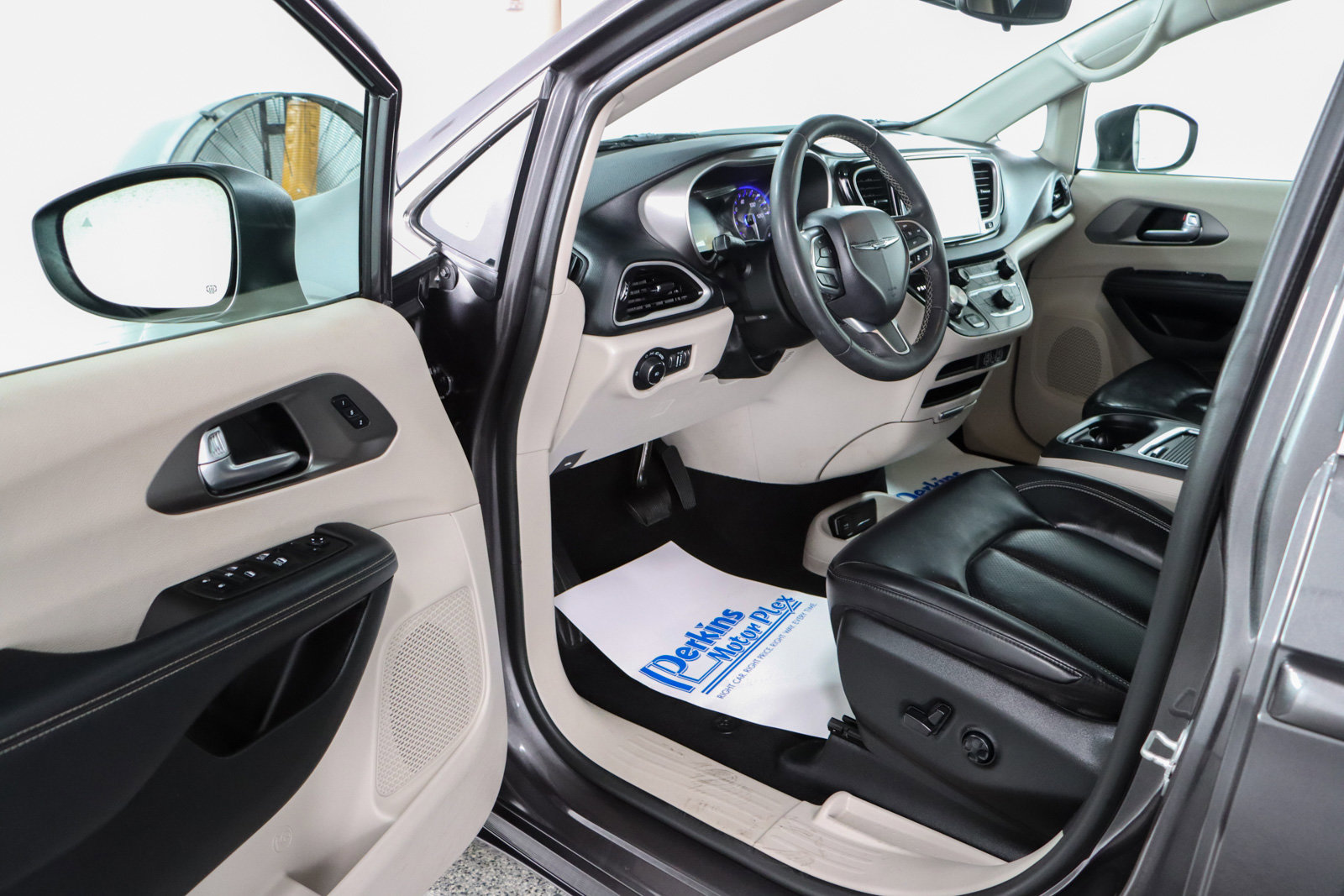 Used 2023 Chrysler Pacifica Touring-L FWD image 3