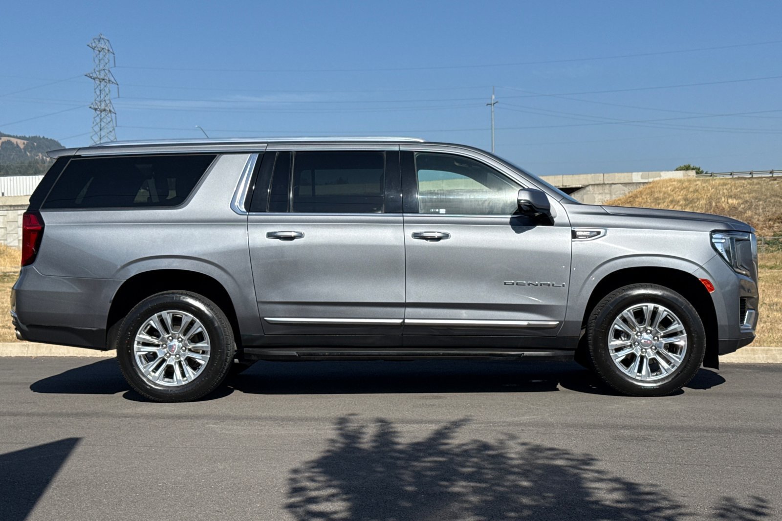 Used 2022 GMC Yukon XL Denali AWD/4WD image 2