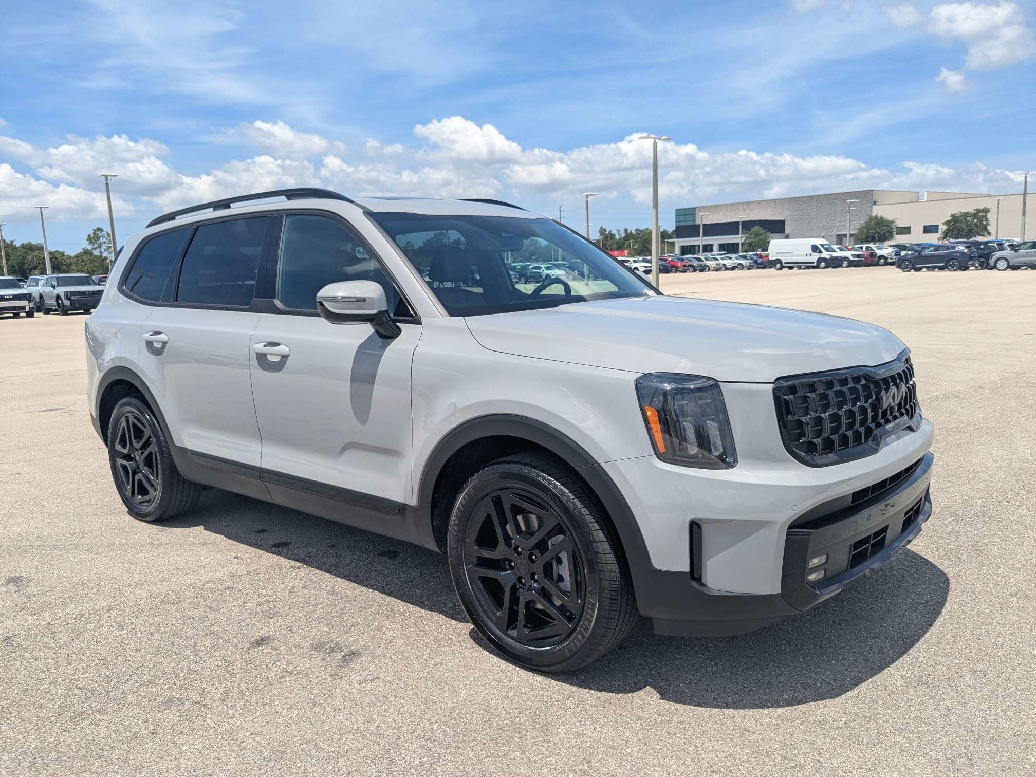 Used 2025 Kia Telluride SX X-Line AWD/4WD image 2