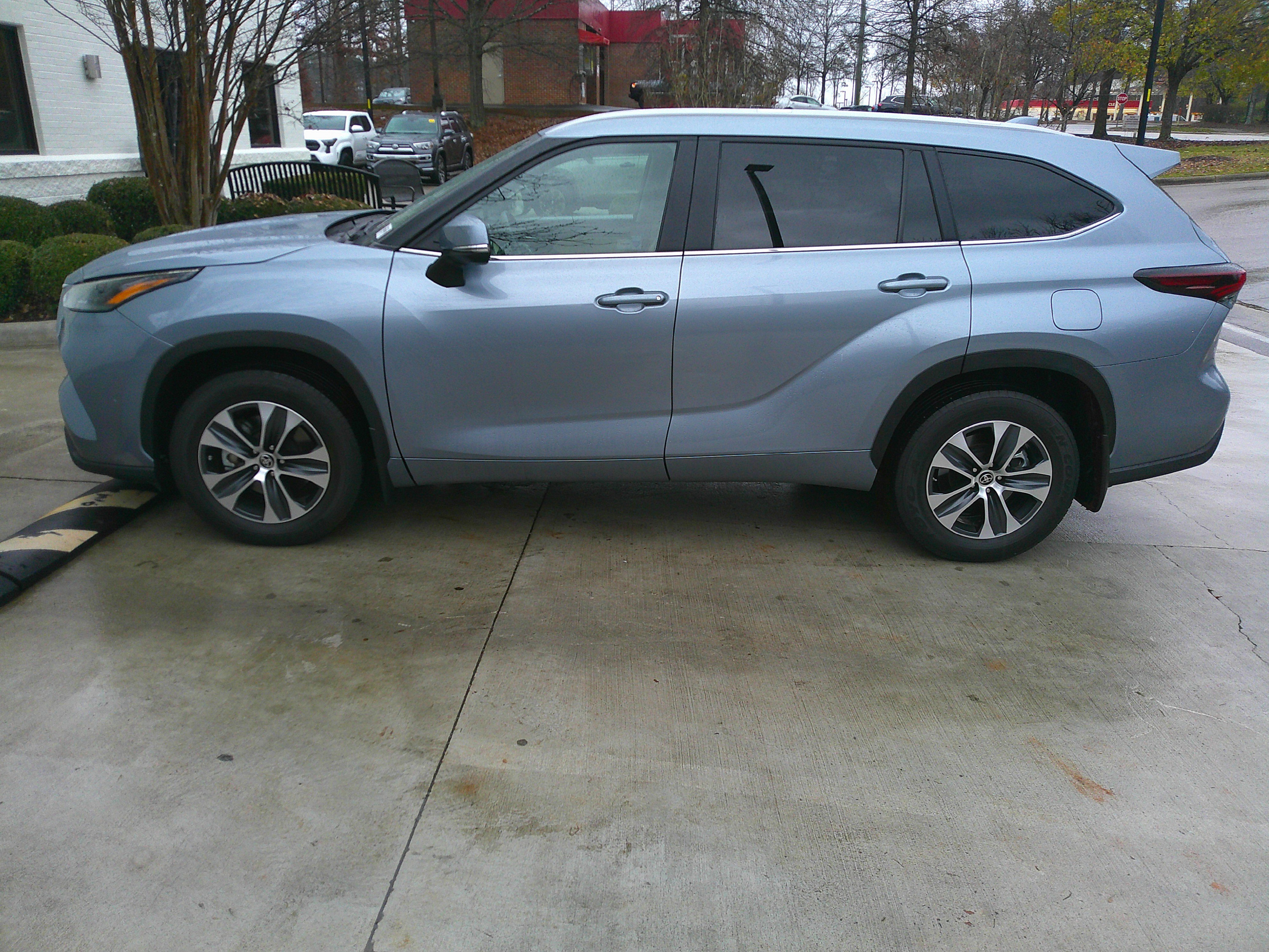 Used 2024 Toyota Highlander XLE image 8