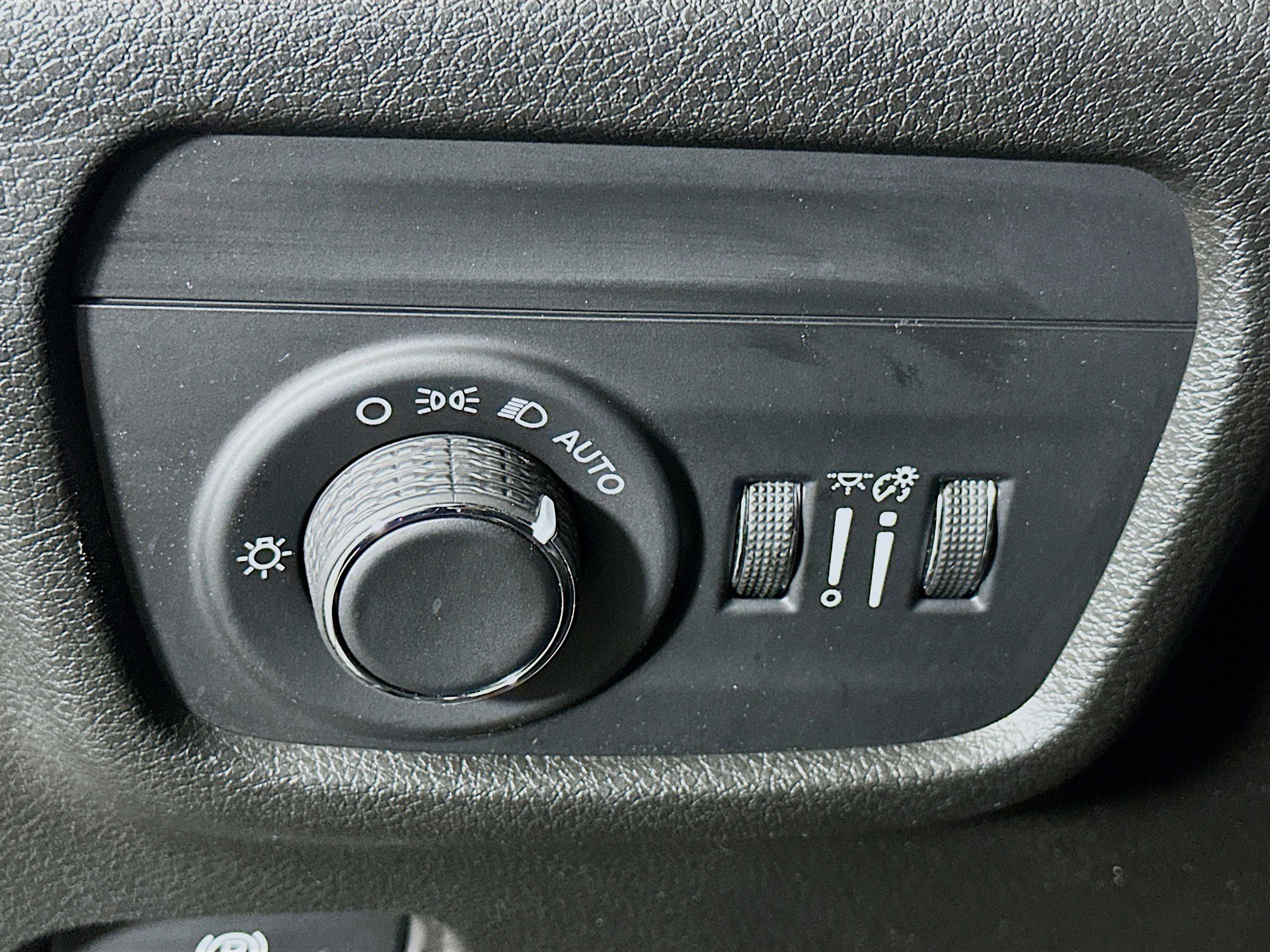 Used 2023 Jeep Grand Cherokee L Laredo AWD/4WD image 17