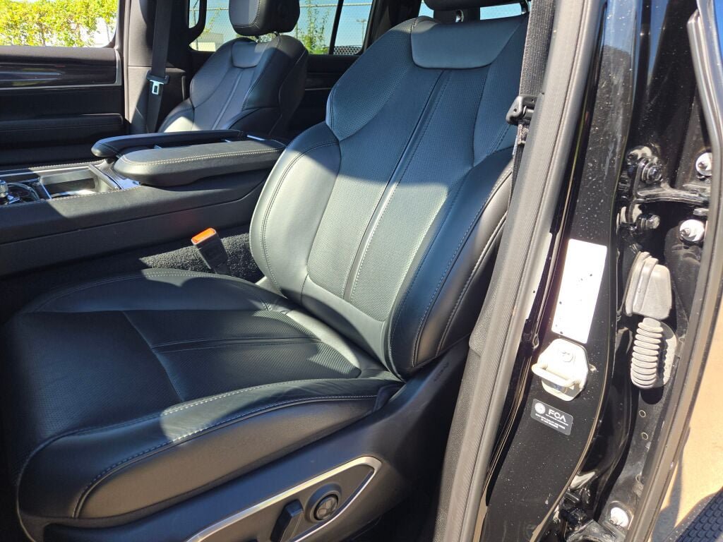 Used 2024 Jeep Wagoneer 4WD w/ Premium Group I image 33