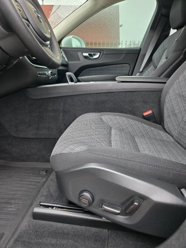 Used 2023 Volvo XC60 B5 Core image 25