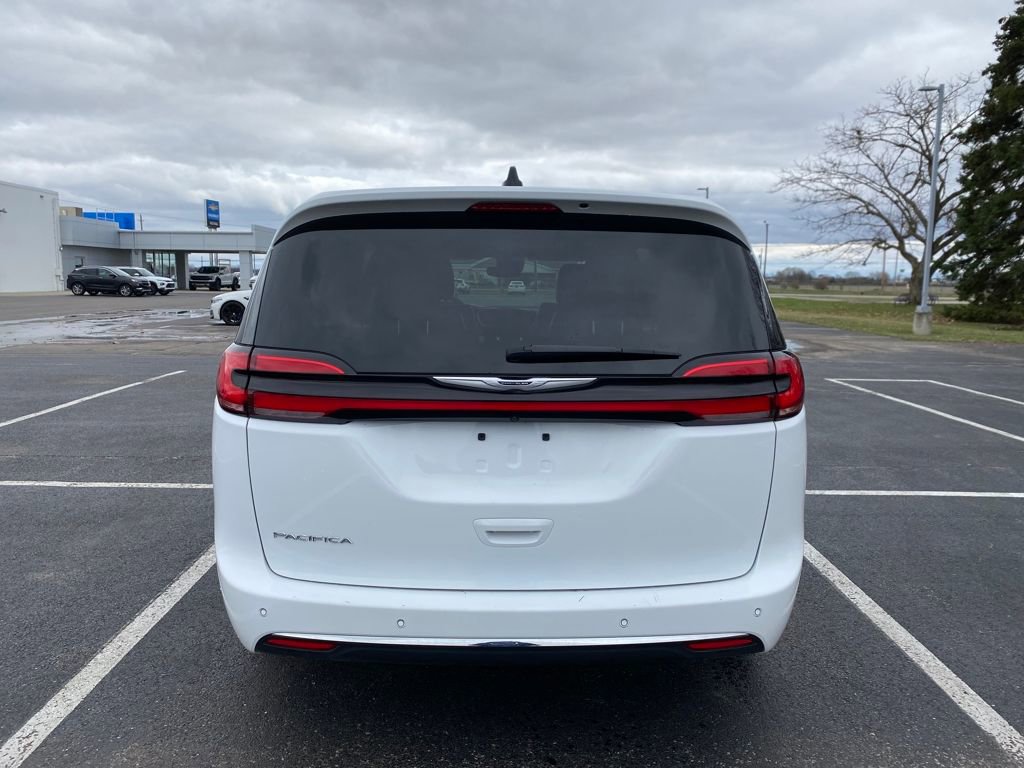 Used 2024 Chrysler Pacifica Touring-L image 6