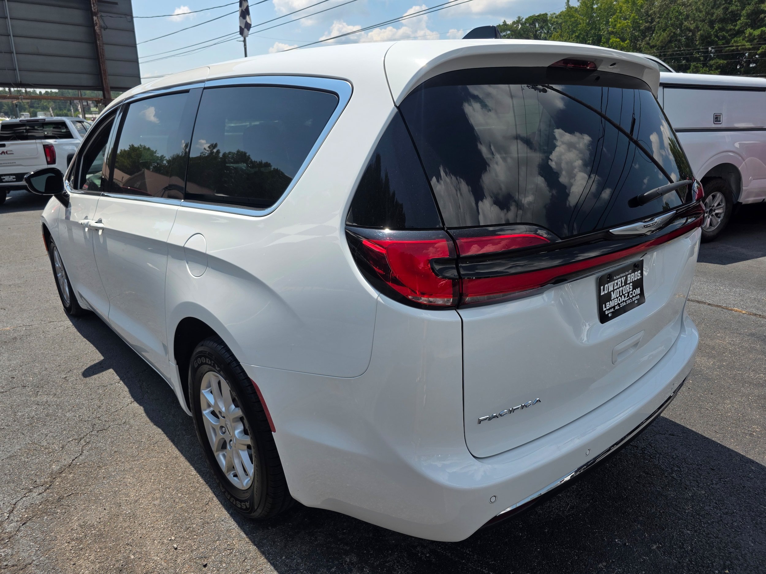 Used 2024 Chrysler Pacifica Touring FWD image 7