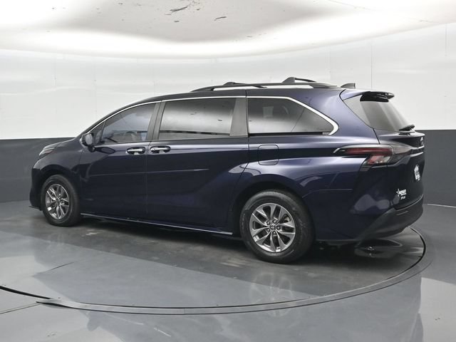 Used 2023 Toyota Sienna XLE FWD image 38