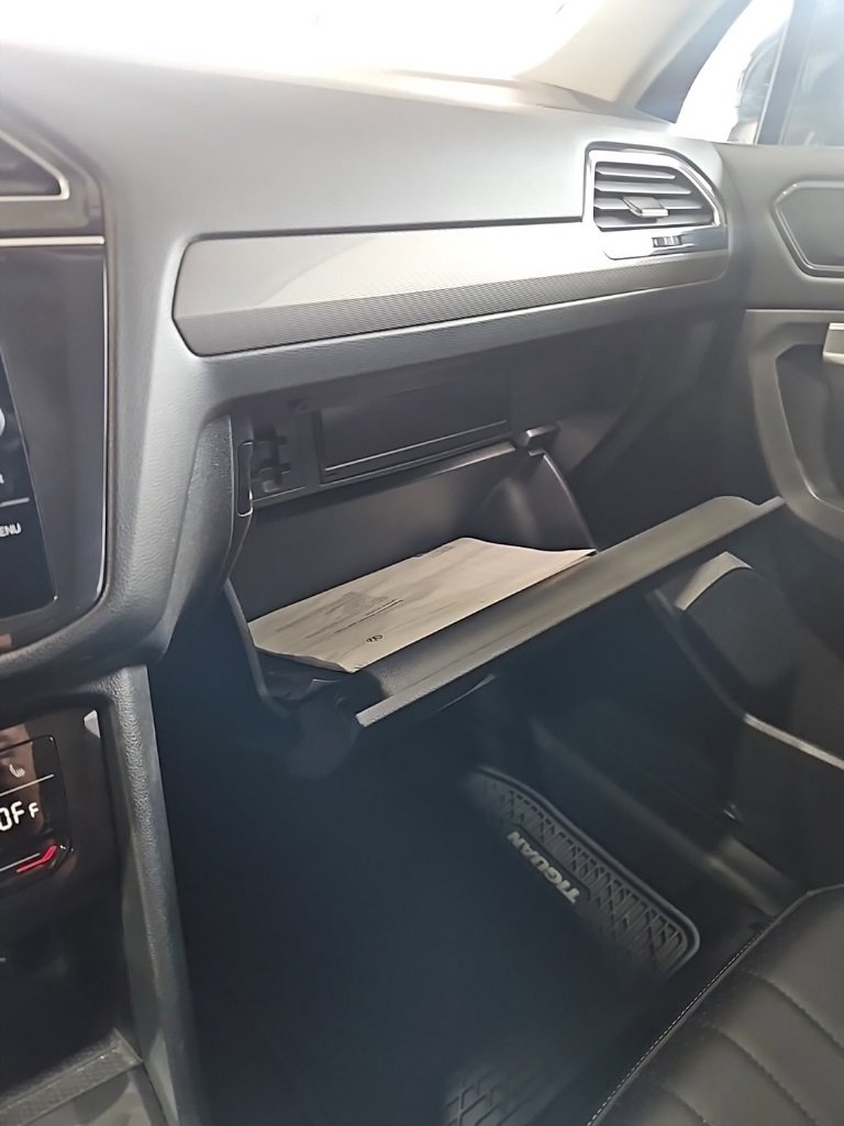 Used 2024 Volkswagen Tiguan SE image 29