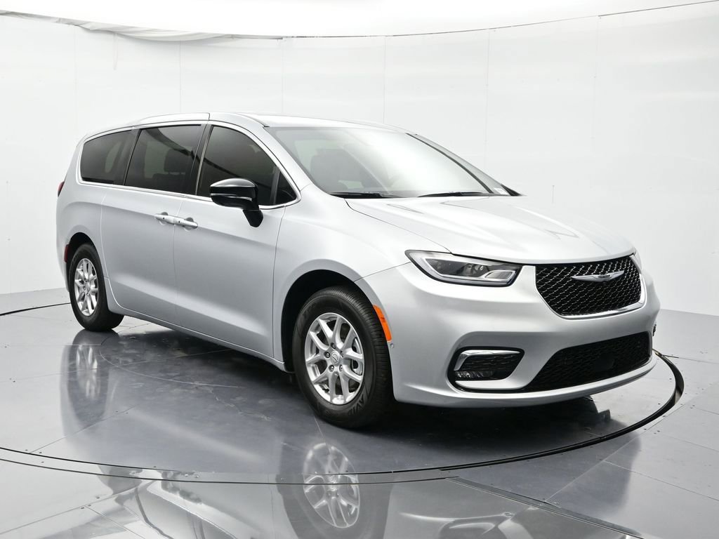 New 2026 Chrysler Pacifica Select FWD image 3