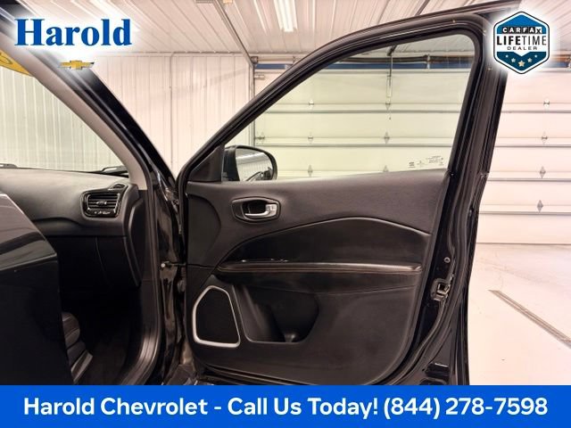 Used 2018 Jeep Compass Limited AWD/4WD image 10