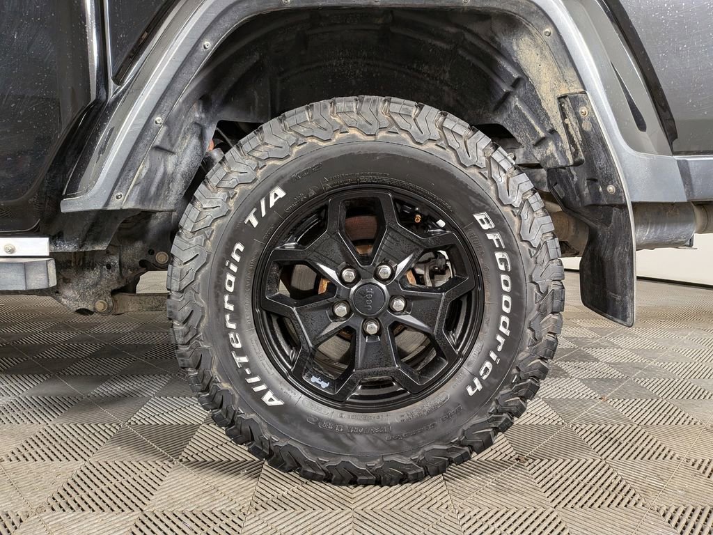 Used 2021 Jeep Gladiator Willys image 13