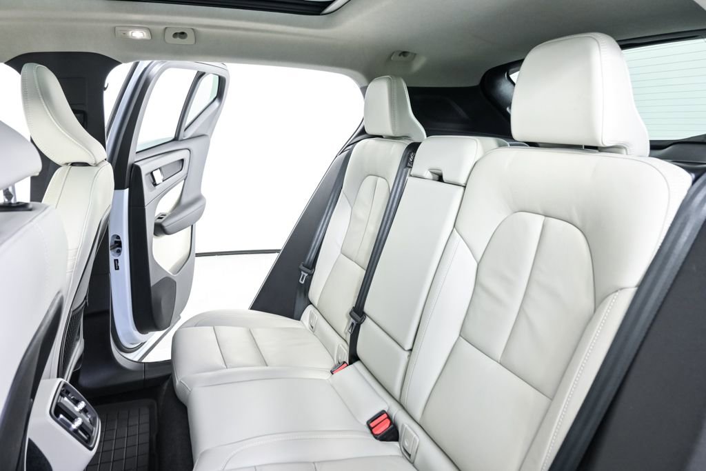 Certified 2024 Volvo XC40 B5 Plus w/ Protection Package Premier image 23