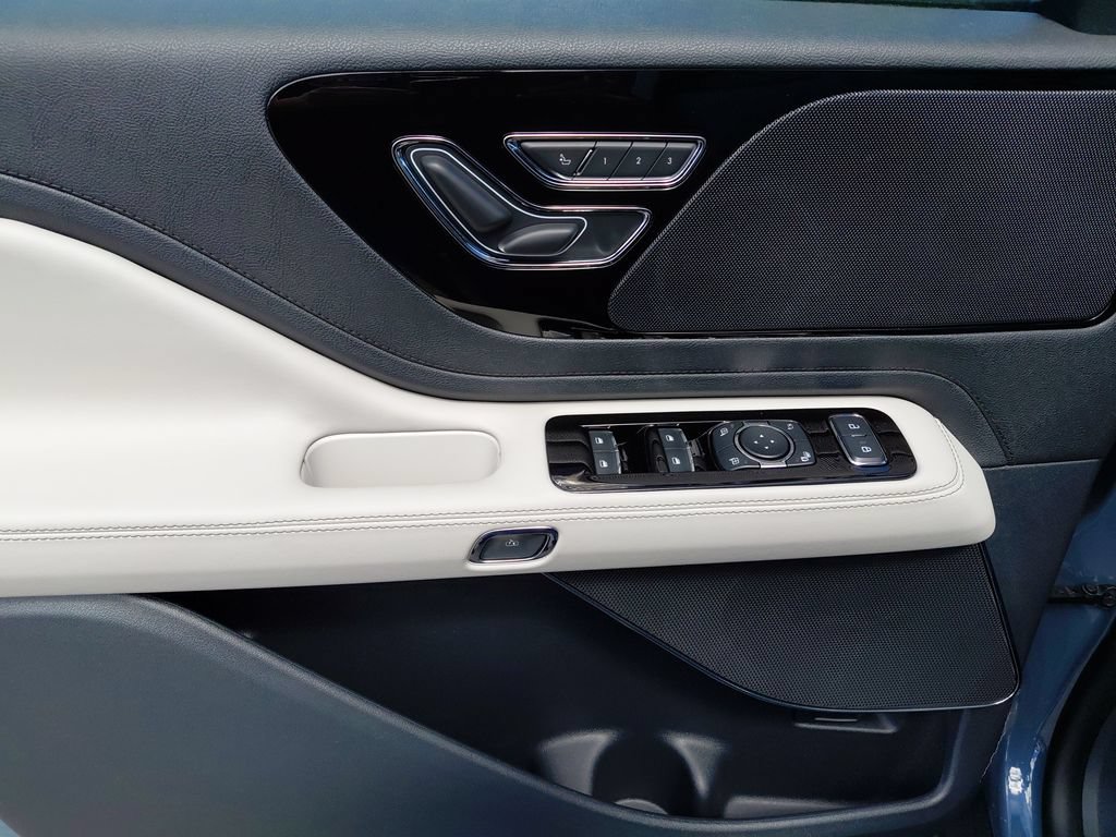 New 2026 Lincoln Aviator AWD w/ Jet Appearance Package image 13