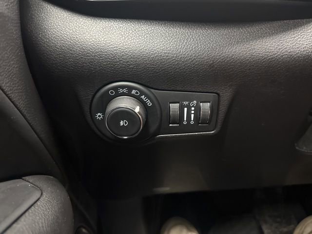 Used 2025 Jeep Compass Trailhawk AWD/4WD image 37