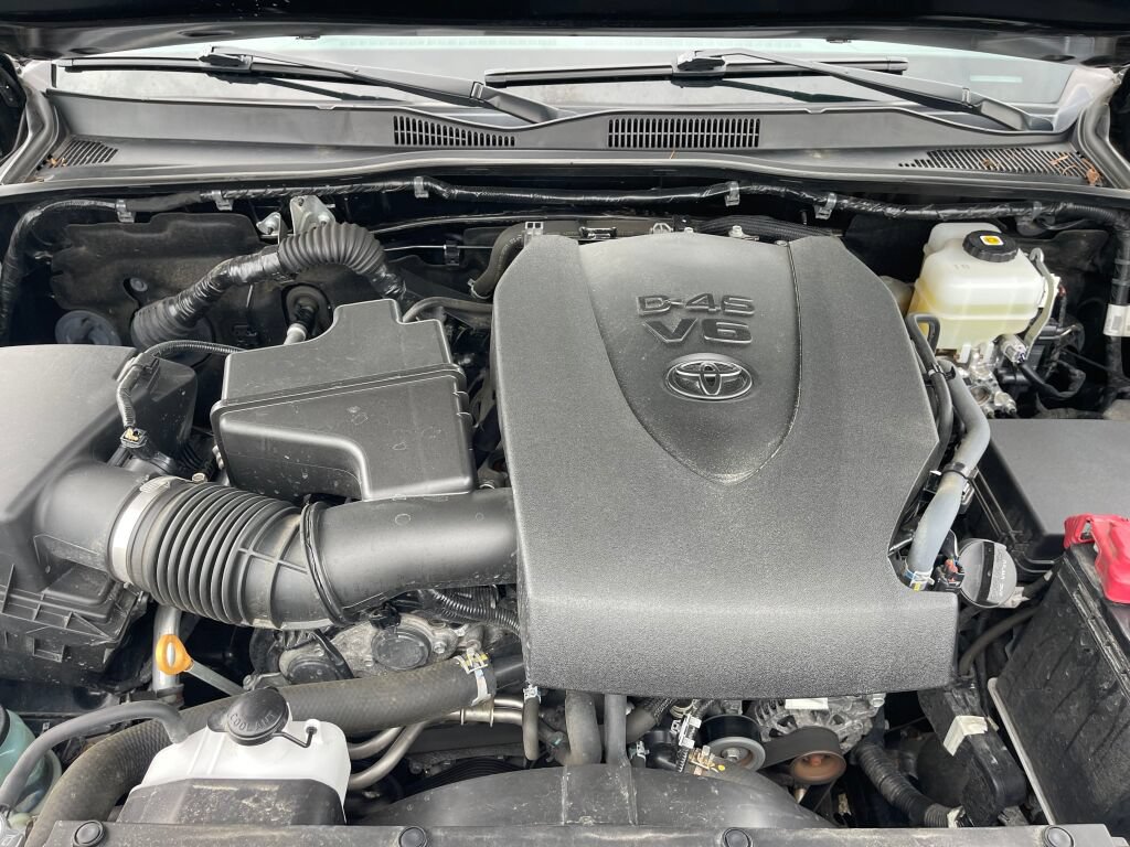 Used 2022 Toyota Tacoma TRD Off-Road w/ Technology Package AWD/4WD image 32