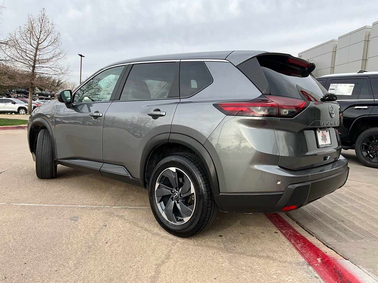 Used 2025 Nissan Rogue SV image 8