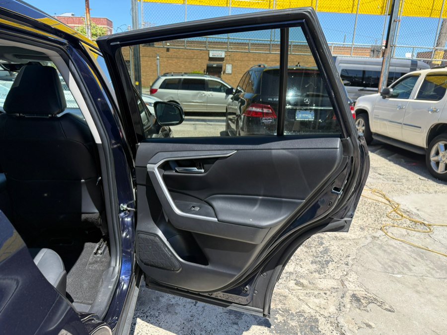 Used 2022 Toyota RAV4 XLE Premium AWD/4WD image 23