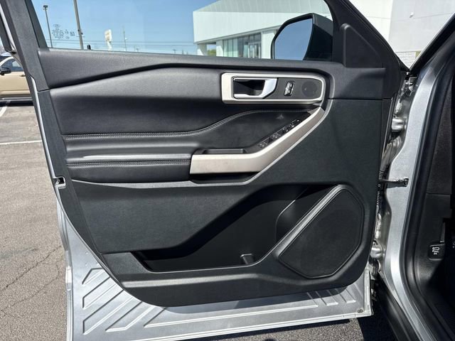 Used 2023 Ford Explorer XLT w/ Equipment Group 202A image 9