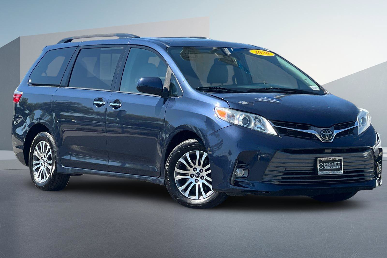 Used 2020 Toyota Sienna XLE FWD image 2