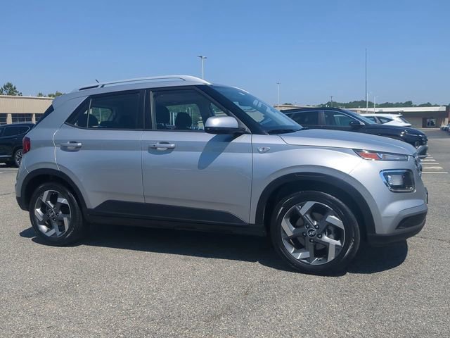 Used 2025 Hyundai Venue SEL FWD image 2