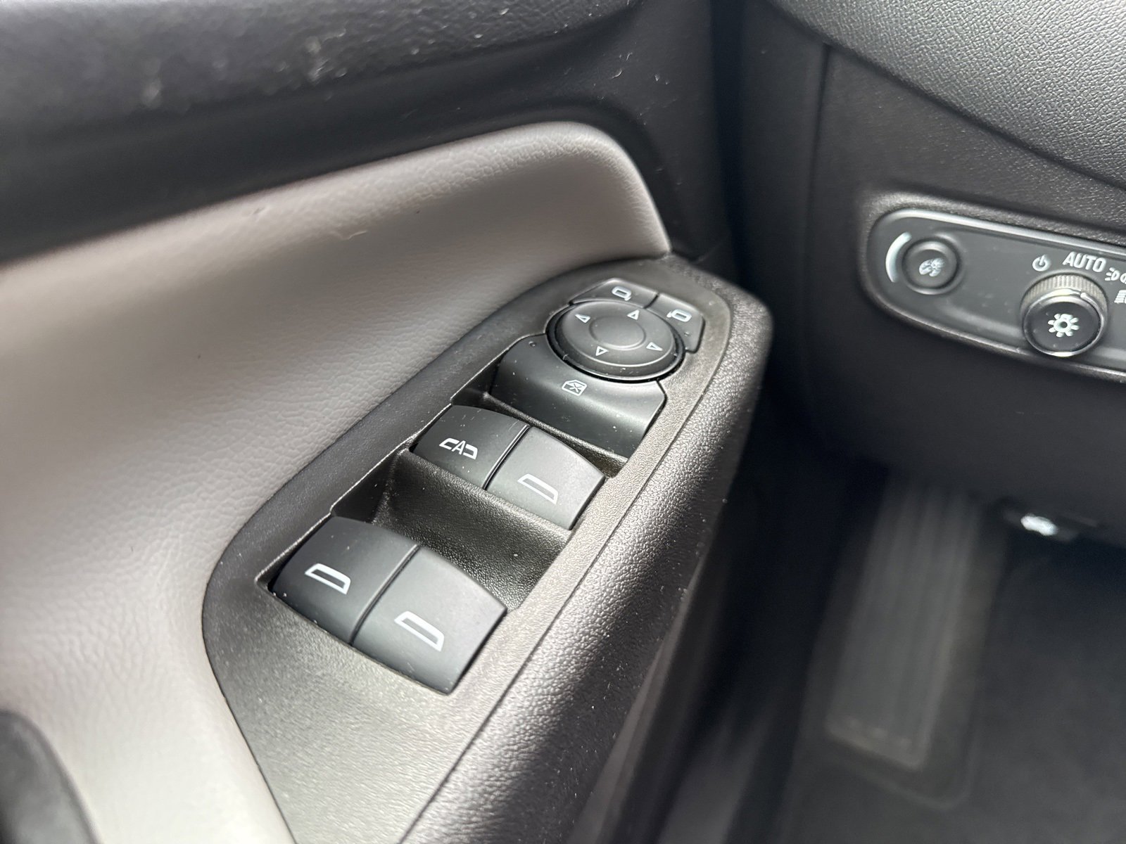 Used 2024 Chevrolet Equinox LT image 36