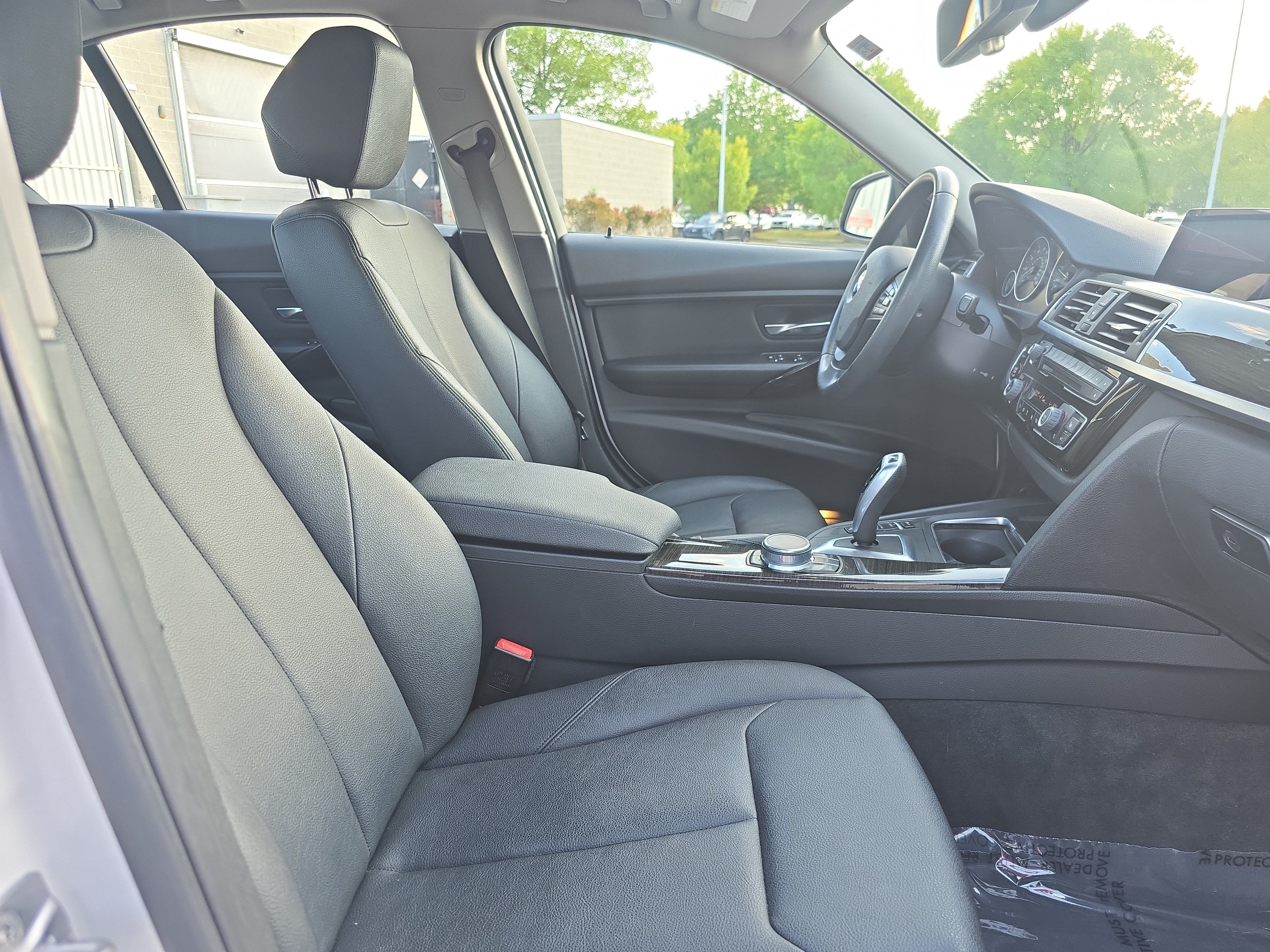 Used 2017 BMW 320i xDrive Sedan AWD/4WD image 10
