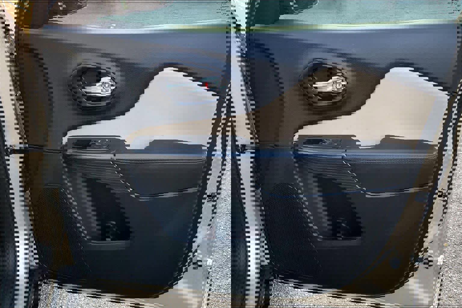 Used 2015 Jeep Cherokee Latitude w/ Comfort/Convenience Group image 22