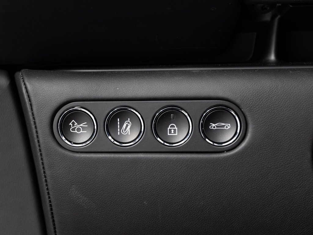 Used 2025 McLaren Artura Spider image 38