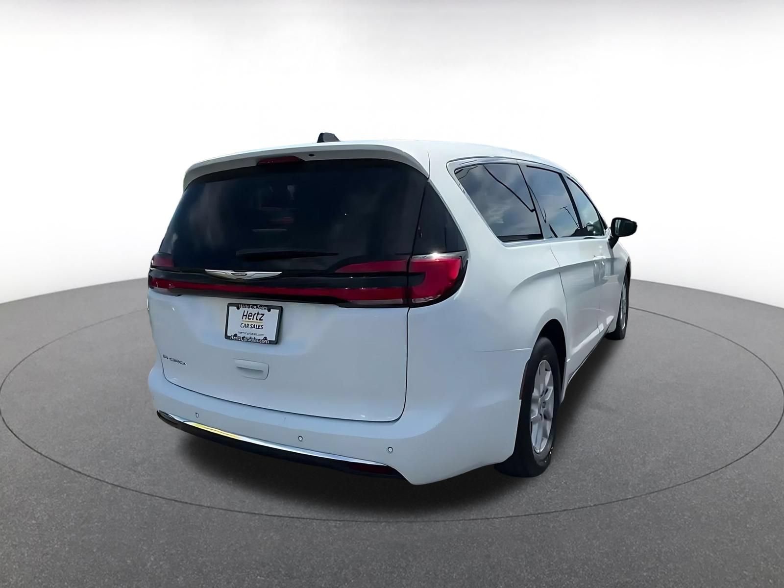 Used 2024 Chrysler Pacifica Touring-L FWD image 13