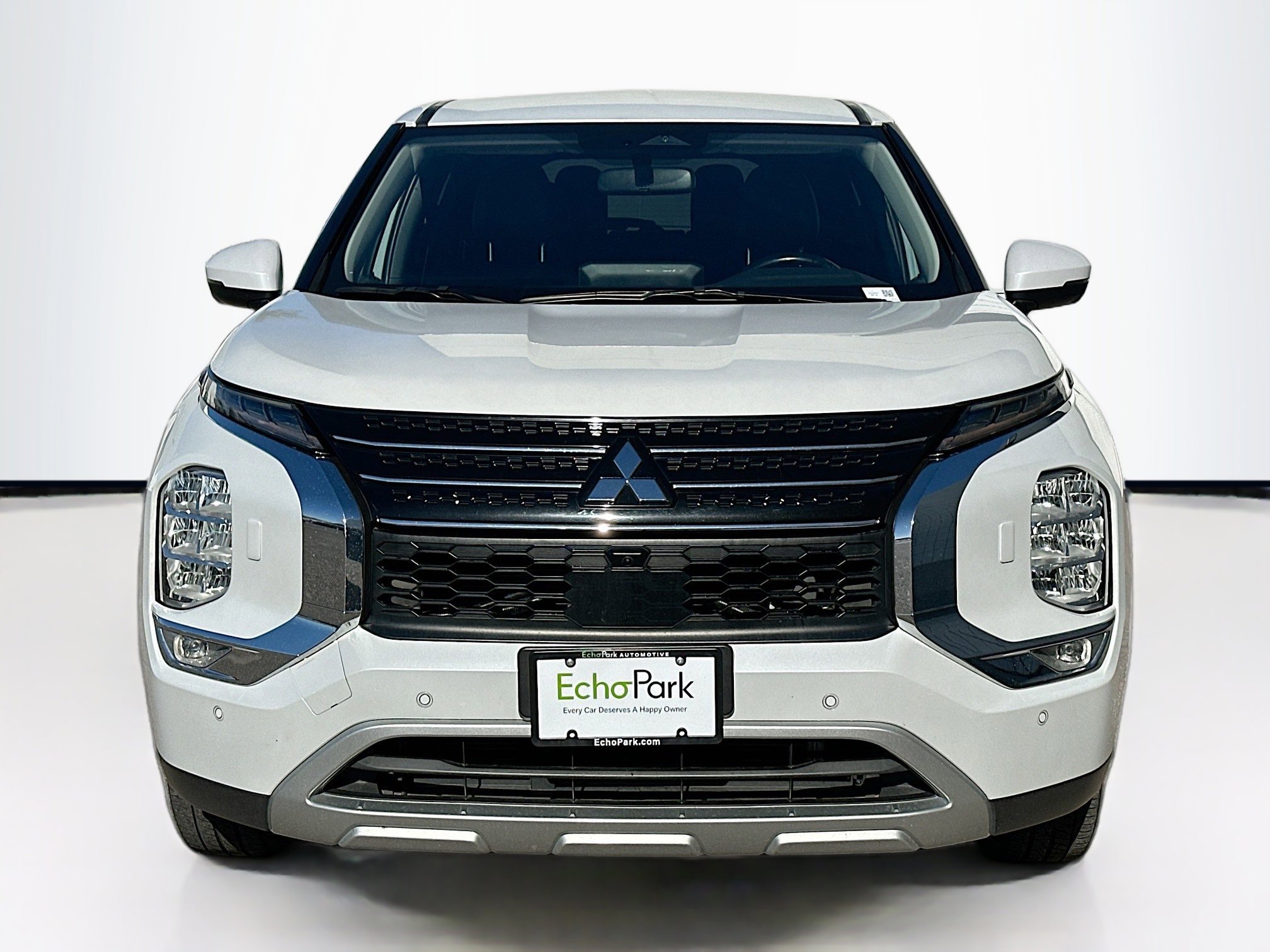 Used 2024 Mitsubishi Outlander SE image 2